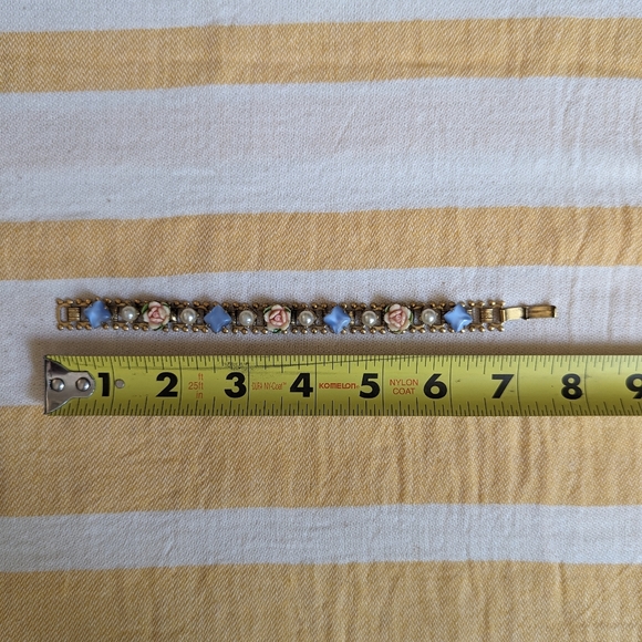 VINTAGE gold toned bracelet with intricate rose details- Excellent Condition - Picture 2 of 4